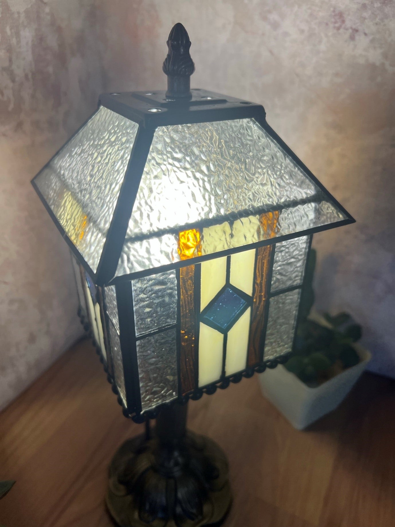 (KL8) Tiffany Style Glass Table Lamp